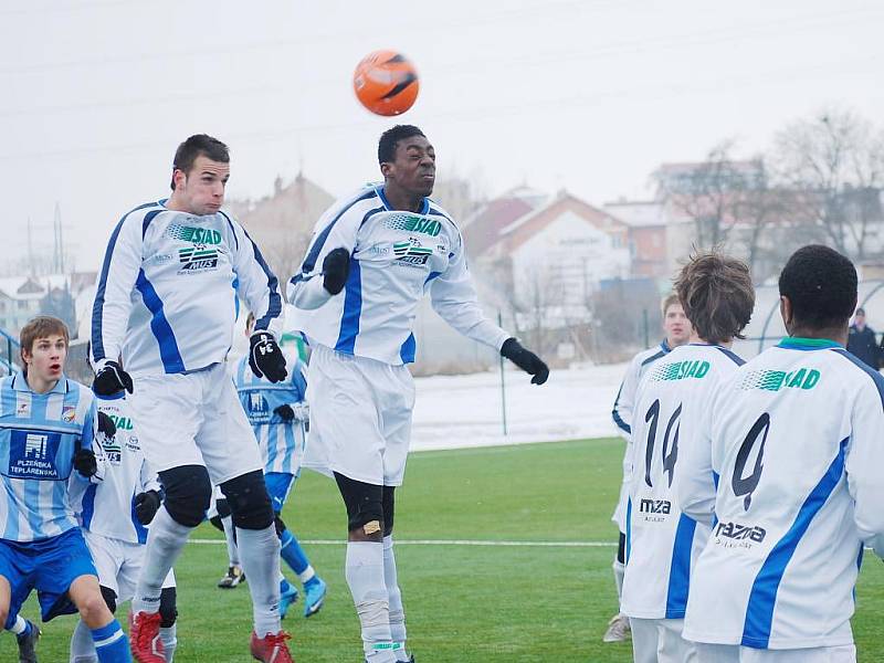 Fotbaloví starší dorostenci FC Viktorie Plzeň (modré dresy) zdolali v baráži o finále memoriálu Vlastimila Marečka Baník Most 3:0