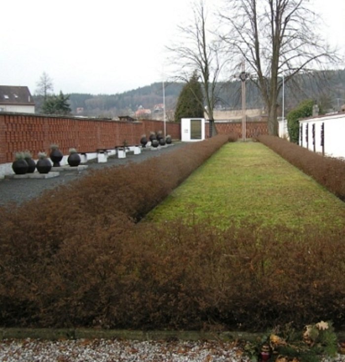 Žihle. Hřbitov, 273 obětí transportu ze 17. 4. 1945.