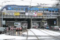 Železniční mosty nad Mikulášskou ulicí čeká oprava. Provoz na silnici pod nimi ustane 23. ledna