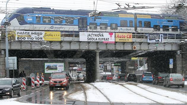 Železniční mosty nad Mikulášskou ulicí čeká oprava. Provoz na silnici pod nimi ustane 23. ledna