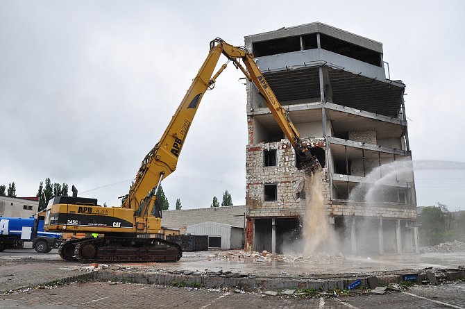 Po dílčích bouracích pracích na vedlejších budovách se těžké stroje pustily i do demolice hlavní sedmipatrové budovy objektu Carimexu na Rokycanské ulici v Plzni.