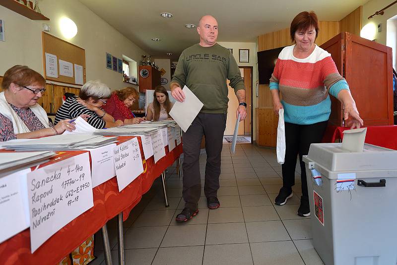 Volby do obecních zastupitelstev začaly v pátek ve 14 hodin také v Plzni v místní části Bílá Hora. Do volební místnosti v hasičské zbrojnici se dostavily v prvních minutách po otevření asi dvě desítky voličů.