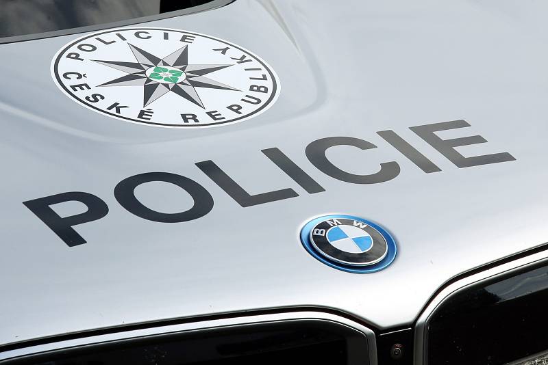 Plzenští dopravní policisté předvedli nové vozidlo BMW i8, v rámci prvnomájové vyjížďky motorkářů z Plzně na letiště v Plané.