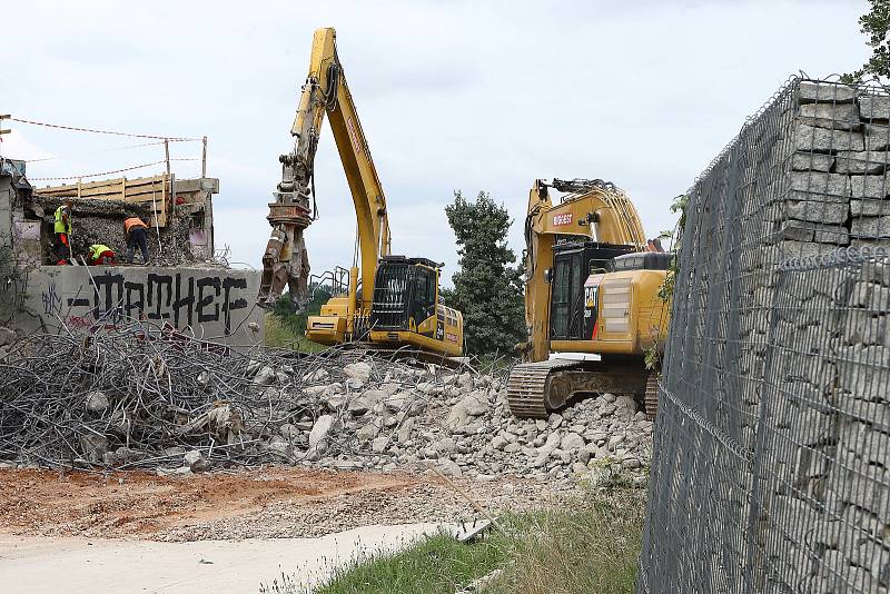 Demolice železničního mostu a vložení mostního provizoria mezi Bručnou a Koterovem je součástí prováděné modernizace železniční trati mezi Plzní a Nepomukem.