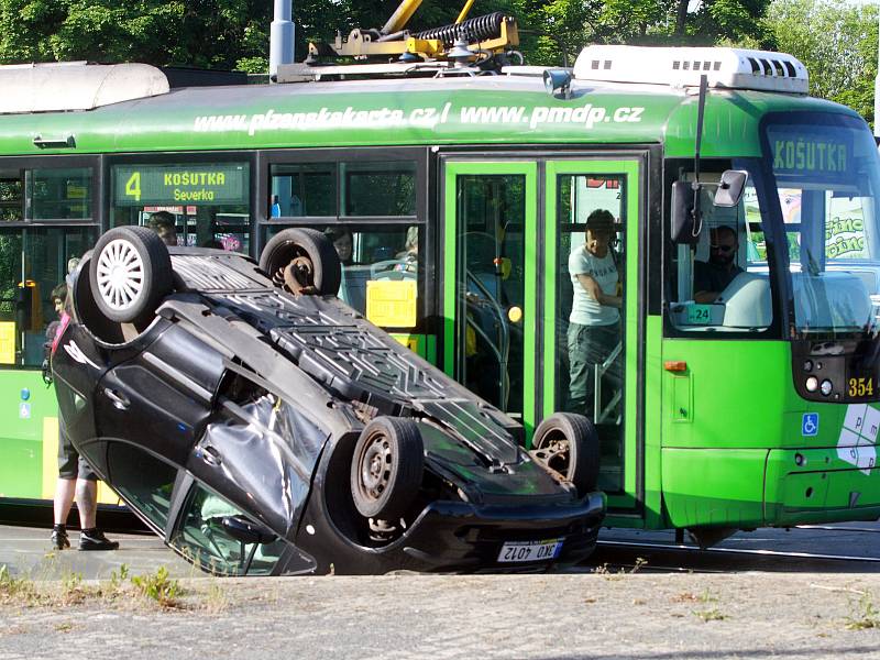 Nehoda auta s tramvají na Karlovarské v Plzni