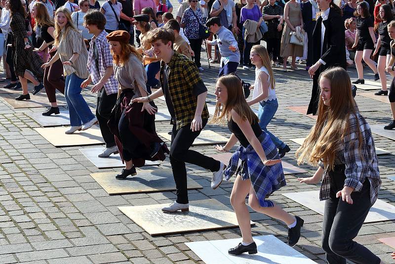 Plzeňský festival stepu zahájila více než stovka stepařů společnou choreografií za doprovodu čtyř pěveckých sborů na náměstí Republiky.