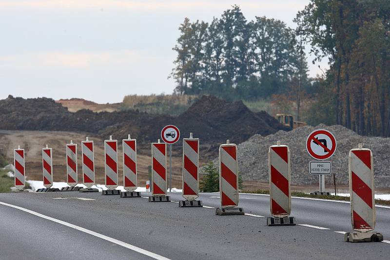 Stavba přeložky silnice 1/27 Plzeň - Přeštice. Nový úsek silnice bude 6100 metrů dlouhý a naváže na hotový přivaděč Plzeň-Litice-Šlovice a povede až k Přešticím. Stavbou se zároveň vyřeší obchvat Horní Lukavice. Hotovo má být v březnu 2024.