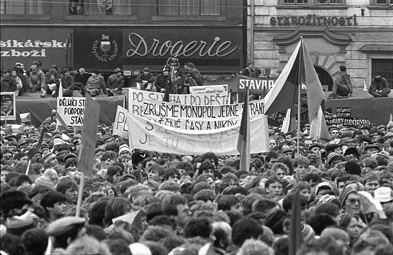 Snímek plzeňského fotografa Radovana Kodery zachycuje atmosféru na plzeňském náměstí Republiky při generální stávce 27. listopadu 1989. Škodováci tehdy k nadšení přítomných davů dorazili z podniku na náměstí. Výstava fotografií Radovana Kodery z revoluční
