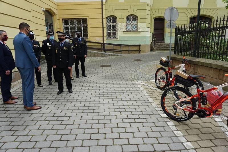 Předání nových elektrokol strážníkům.