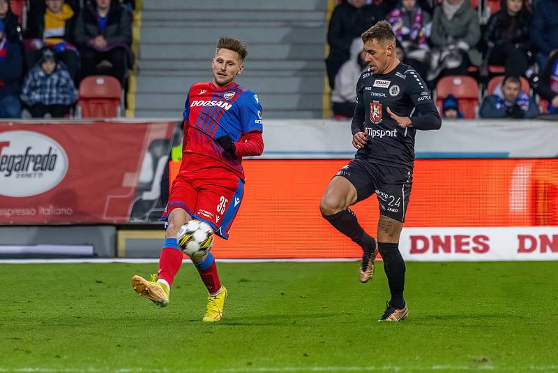 Fotbalisté Viktorie Plzeň podlehli na úvod ligového jara doma nečekaně Hradci Králové 1:2.