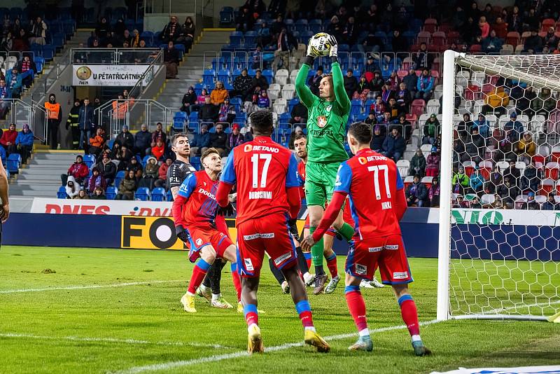 Fotbalisté Viktorie Plzeň podlehli na úvod ligového jara doma nečekaně Hradci Králové 1:2.