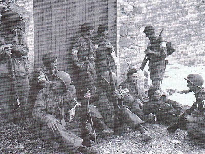 Odpočívající američtí a britští parašutisté 1. spojenecké výsadkové taktické skupiny