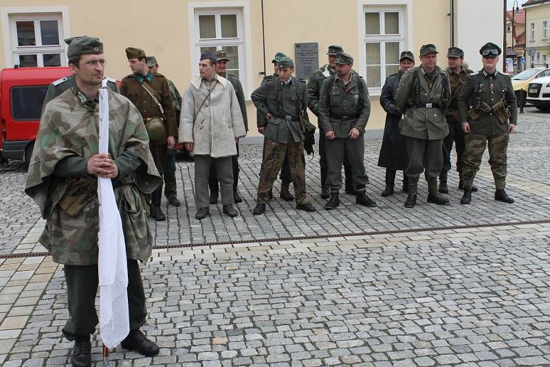 Oslavy? Džípy i kapitulace Němců.