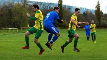 Na jihu Plzeňska podlehly Lužany (na snímku ve žlutých dresech) Dvorci vysoko 0:6 (v modrém).