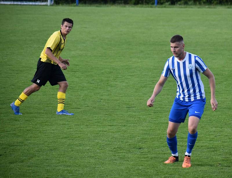 26. kolo krajského přeboru: FK Okula Nýrsko (modří) - TJ Jiskra Domažlice B (žlutí) 0:4 (0:2).