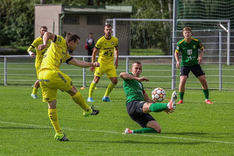 7. kolo FORTUNA ČFL, skupina A: FK ROBSTAV Přeštice (na snímku fotbalisté ve žlutých dresech) - FK Baník Sokolov 0:2.