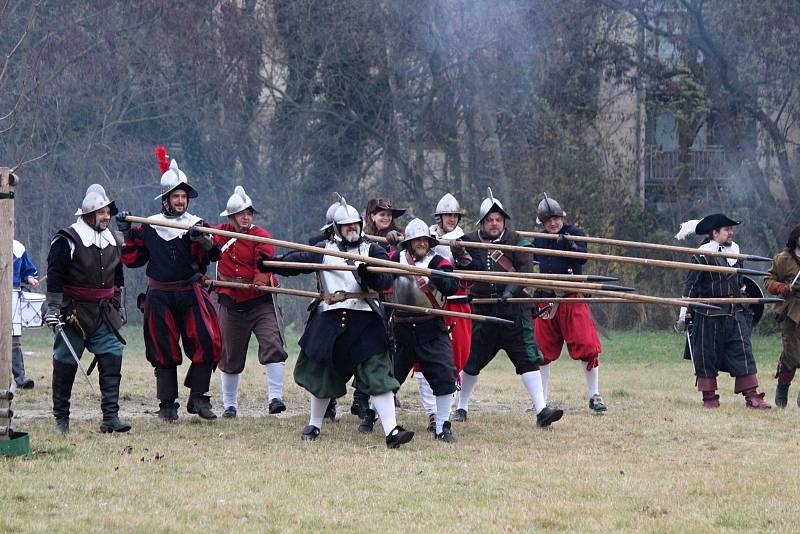 Mušketýři v Plzni - Mansfeld odchází.