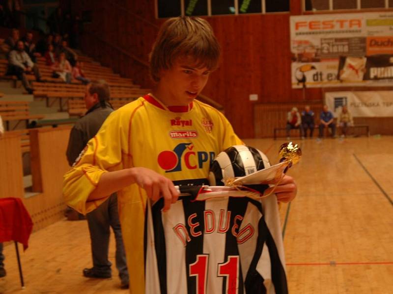 Pro nejlepšího hráče memoriálu Josefa Žaloudka je připraven originální dres fotbalisty Juventusu Turín Pavla Nedvěda. Vloni si cennou trofej odvezl Ondřej Šípek z Příbrami