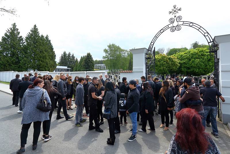 Rodina a blízcí se v pátek rozloučili s oběťmi tragické dopravní nehody osobního auta a vlaku u Kamenného Újezdu na Plzeňsku. Poslední rozloučení proběhlo na hřbitově v Nýřanech.