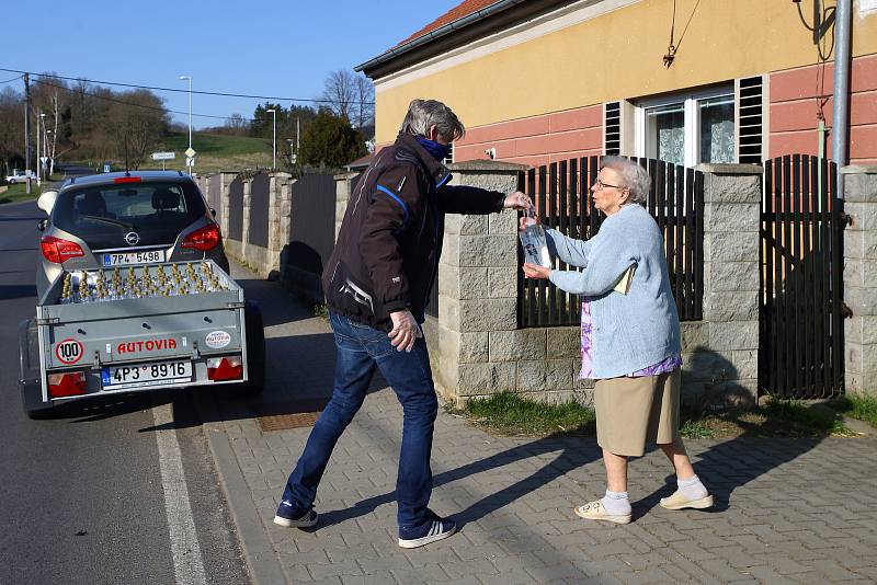 Dezinfekci zdarma pro všechny občany se podařilo zajistit vedení městské části Plzeň Malesice. Roztok z transportní nádrže stáčeli místní hasiči do PET lahví, které pak se starostou rozvezli do všech domů v obci.