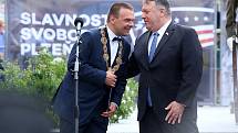 Ministr zahraničních věcí Tomáš Petříček navštívil v úterý 11. srpna 2020 společně s ministrem zahraničních věcí USA Mikem Pompeem Plzeň. Během návštěvy položili věnce k památníku Díky, Ameriko!