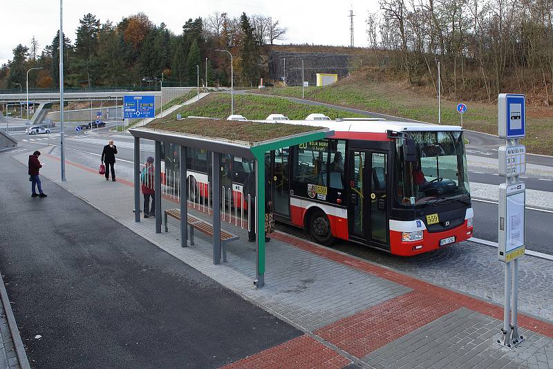 První dvě zastávky MHD se zelenou střechou v Plzni mezi kruhovými objezdy ve stanicích Nádraží Bílá Hora. Byly vybudovány v rámci výstavby první části východního okruhu. Průběh stavby i původní podobu místa přinášíme na dalších fotografiích.