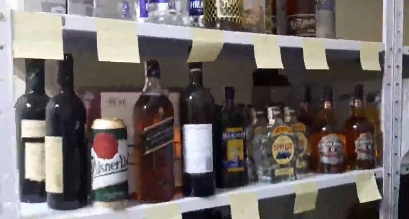 Plzeňské pivo, třtinový rum z Božkova i Becherovku našli Tálibánci v Kábulu