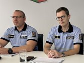 Plzeňský krajský policejní ředitel Petr Macháček (vpravo) a jeho náměstek Michal Krejbich.