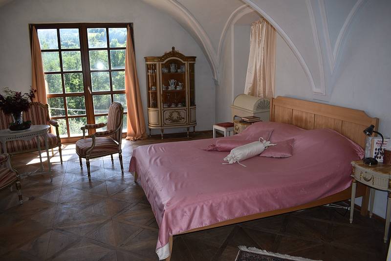 Manželé Markéta a Michal Kaplanovi koupili zámek v Nemilkově před šesti lety, od té doby ho opravují. Zpřístupnili ho i turistům.