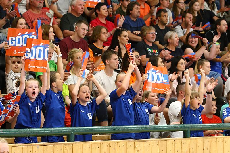 Talent tým Plzeňského kraje (oranžovočerní) - Baník Karviná, 4. zápas finále play-off házenkářské extraligy.