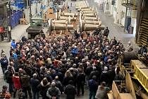 Téměř dvěma stovkám zaměstnancům firmy Pilsen Steel radily v pondělí ve fabrice odbory