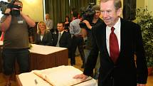 Bývalý prezident Václav Havel převzal v pondělí v plzeňské Měšťanské besedě na slavnostním zasedání zastupitelstva Cenu 1. čevna