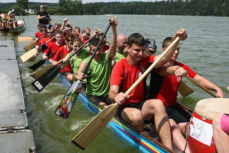 Závody dračích lodí na borské přehradě