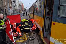 Vážně zraněnou ženu vyprostili hasiči zpod tramvaje v Plzni v Koterovské ulici.