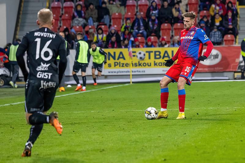 Fotbalisté Viktorie Plzeň podlehli na úvod ligového jara doma nečekaně Hradci Králové 1:2.