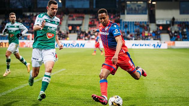 Fotbalisté Viktorie Plzeň se po čtyřech zápasech bez vítězství dočkali. V sobotu porazili doma v utkání plném zvratů Jablonec 3:2