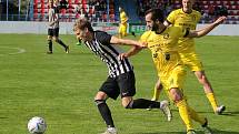 8. kolo FORTUNA ČFL, skupina A: FK Admira Praha - FK ROBSTAV Přeštice (na snímku fotbalisté ve žlutých dresech) 1:1 (0:1).