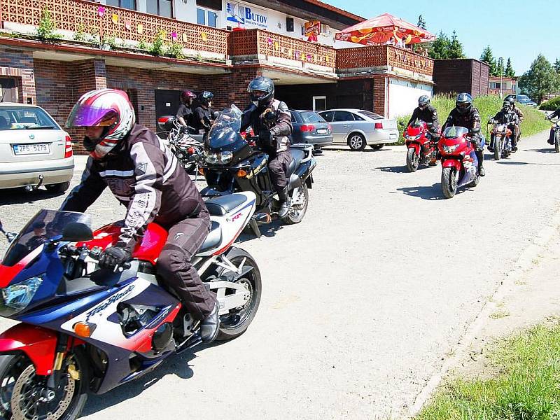 Koncerty osmnácti kapel, spanilou jízdu motocyklů, kaskadérské ukázky na letišti u Dobřan a další doprovodné akce byly na programu třetího ročníku festivalu Pabro