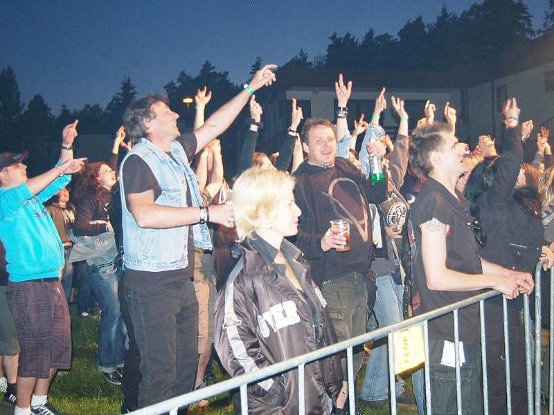 Koncerty osmnácti kapel, spanilou jízdu motocyklů, kaskadérské ukázky na letišti u Dobřan a další doprovodné akce byly na programu třetího ročníku festivalu Pabro