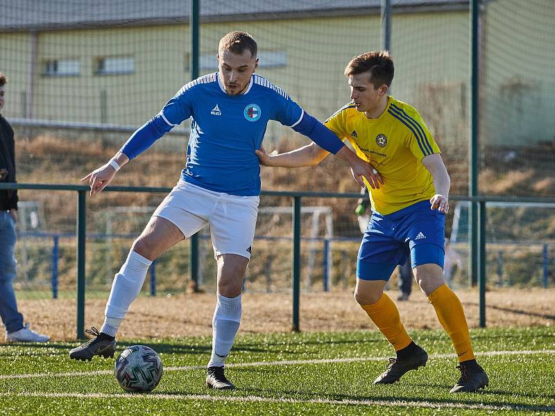 Fotbalisté plzeňské Doubravky (na archivním snímku hráči ve žlutých dresech) zdolali v pátek domácí Rokycany těsně 1:0 a slaví čtvrté vítězství za sebou.