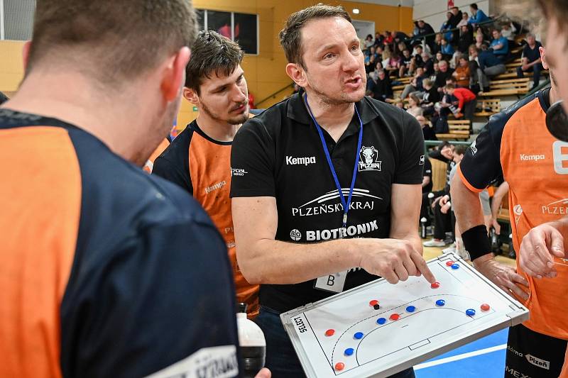 Trenér Petr Štochl rozebírá se svými svěřenci z Talent týmu Plzeňského kraje taktiku.