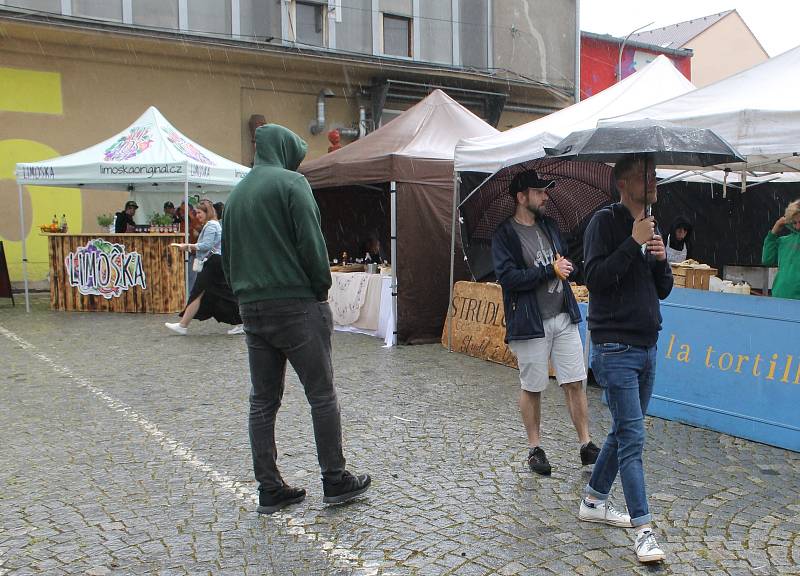 Prodejní stánky kaváren, pražíren, sladkých dobrot a náčiní na přípravu kávy byly návštěvníkům k dispozici 29. května v celém areálu DEPA2015.