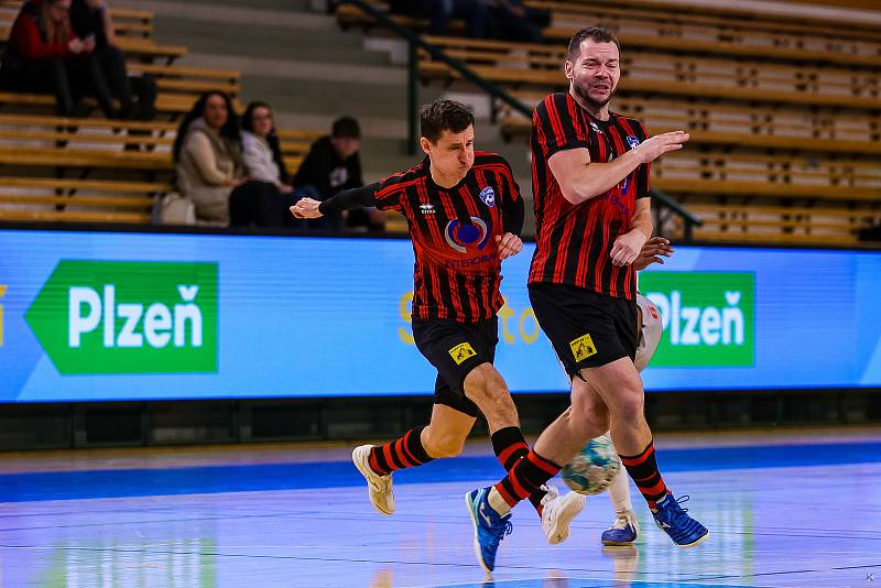 Interobal Plzeň (tmavé dresy) - Spartak Perštejn 6:4, 20. března 2023.