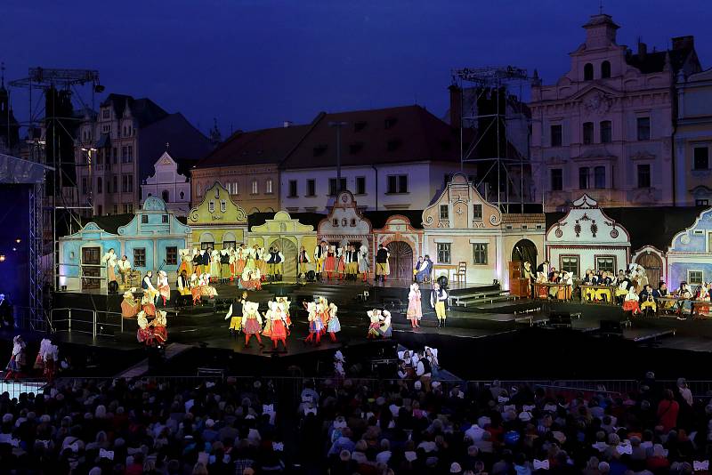 Velkolepé pojetí opery Bedřicha Smetany Prodaná nevěsta na plzeňském náměstí Republiky.