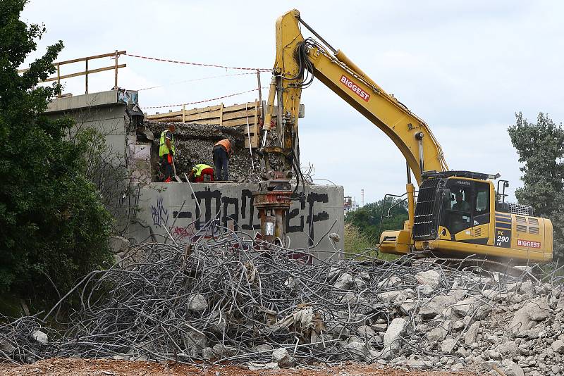 Demolice železničního mostu a vložení mostního provizoria mezi Bručnou a Koterovem je součástí prováděné modernizace železniční trati mezi Plzní a Nepomukem.