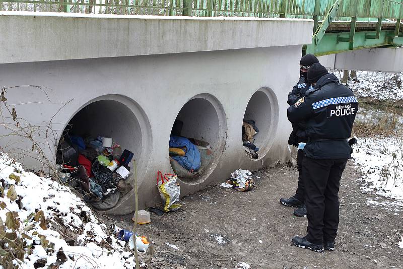 Plzeňští strážníci při pravidelné kontrole bezdomovců.