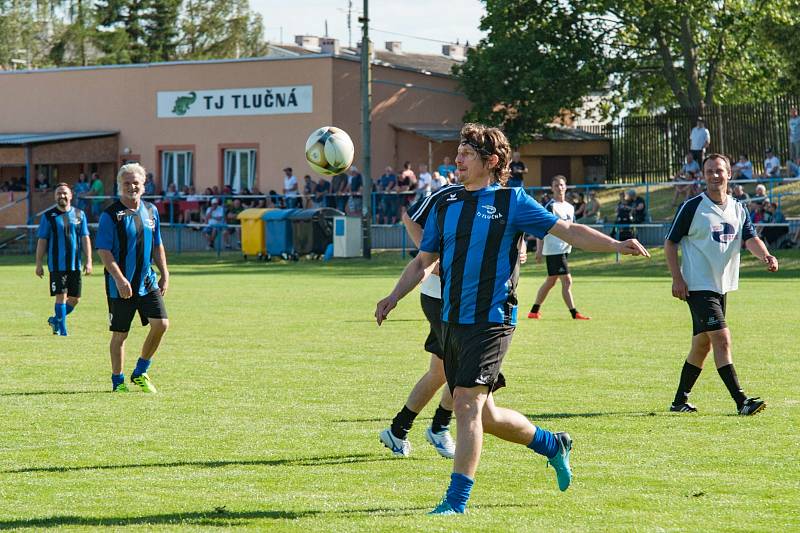 Na stadionku v Tlučné se proháněli nejen známí fotbalisté, ale i hokejisté. Miniturnaj pořádaný jako vzpomínka na uznávaného kouče Vladimíra Vašáka vyhrála Stará garda Viktorie Plzeň jen o skóre před Vošouch týmem.