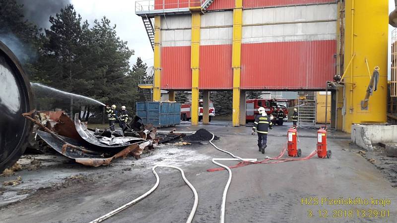 Požár zbytků asfaltu v nádrži v obalovně u Letkova na jižním Plzeňsku