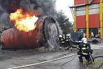 Požár zbytků asfaltu v nádrži v obalovně u Letkova na jižním Plzeňsku