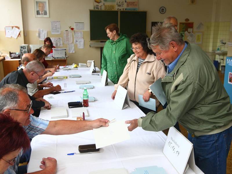 Volby do Evropského parlamentu. Volební místnost v 15. ZŠ v Plzni